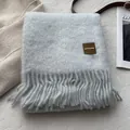 Primer plano de bufanda de lana con flecos y etiqueta de cuero minimalista - 180x30cm / Verde Grisáceo