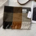 Λεπτομέρεια από γκρι καρό κασμιρένιο κασκόλ διπλής όψης με κρόσσια σε λευκή γούνα - Μπεζ Κίτρινο Μαύρο