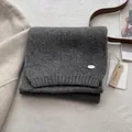 Sciarpa in maglia grigio scuro da uomo con logo argento su morbido sfondo testurizzato - Grigio