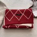 Detalle de bufanda de lana tejida con rombos rojos y blancos y etiqueta de marca - Rojo Crema Beige