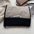 Sciarpa invernale in misto lana con blocchi di colore a contrasto e dettagli a costine - Nero & Cachi