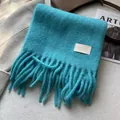 Écharpe en laine turquoise pelucheuse avec de longues franges et étiquette en cuir chic - 180*30cm / Bleu