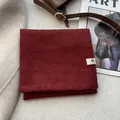 Foulard quadrato in cotone rosso scuro con pizzo mostrato su sfondo lifestyle elegante - Rosso Cina