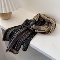 Sciarpa donna in lana seta con motivo paisley italiano in eleganti toni blu notte e beige - Stile Etnico Paisley / Nero