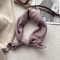 Dettaglio bandana in cotone malva con bordo in pizzo all'uncinetto e trama morbida - Viola Taro