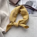 Dettaglio ravvicinato di un foulard in cotone giallo con bordo in pizzo all'uncinetto - Giallo Grano