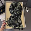Sciarpa da donna in lino e cotone con stampa floreale nera e verde con nappe - 180cm x 90cm / Verde