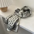 Dettaglio della stampa paisley e margherita su una sciarpa leggera in seta e lana - Stile Patchwork Margherita / Bianco Sporco