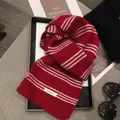 Macro di sciarpa 100% lana a righe rosse e bianche con dettagli di maglia a coste sui bordi - Rosso