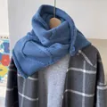 Détail de l'écharpe en laine au crochet bleu avec maille épaisse et bouton décoratif - Bleu