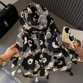 Dettaglio della sciarpa con stampa floreale, frange, occhiali e rivista di moda - 180cm x 90cm / Nero