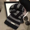 Sciarpa classica a righe blu navy e bianche in 100% pura lana con etichetta - Nero