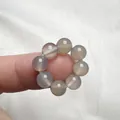 Dettaglio di perle di agata grigia naturale su anello elastico con finitura lucida - Agata Grigia