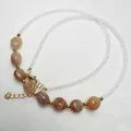 Dettaglio della collana con spinello trasparente e pietre naturali di quarzo fragola - Pietra del Sole