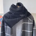 Détail de l'écharpe en laine noire et du manteau à carreaux gris avec texture - Noir