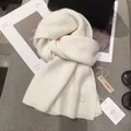 Schicker cremeweißer Strickschal für den Winter mit weicher Textur und Markenanhänger - Elfenbein