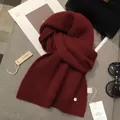 Winterlicher weinroter Strickschal aus weicher Wollmischung mit Metalldetail - Rot