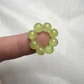 Dettaglio dell'anello di perle in agata verde con otto pietre su filo elastico - Giada Uva