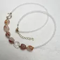 Dettaglio della collana di perline con quarzo fragola e catena dorata regolabile - Quarzo da Giardino