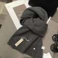 Klassischer dunkelgrauer Strickschal mit Rippenmuster und dekorativem Holzanhänger - Grau