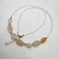 Collana minimalista con spinello bianco, quarzo fragola e accenti in oro - Agata