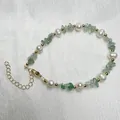 Detail van natuurlijke zoetwaterparel armband met groene aventurijn stenen en gouden sluiting - Groene Aardbeienkwarts