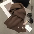 Dunkelbrauner Strickschal mit vertikalem Rippenmuster und rustikalem Zedernholzanhänger - Kaffeebraun