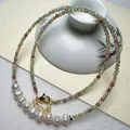 Collier en tourmaline colorée et perles d'eau douce avec fermoir mousqueton doré - Style Perle Blanche