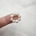 Dettaglio di 8 perle d'acqua dolce bianche disposte in un design di anello di perline chic - Perla Bianca
