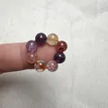 Primo piano di anello in perle di cristallo naturale multicolore con quarzo e ametista - Multicolore