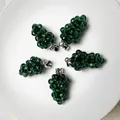 Pendentifs en grappe de spinelle vert foncé faits main sur une assiette en céramique - Raisin Vert (Bélière Argentée)