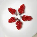 Détail macro de pendentifs raisins en spinelle rouge facetté avec fermoirs argentés - Raisin Rouge (Bélière Argentée)