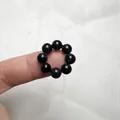 Anello di perle in pietra di sole blu con otto pietre naturali indossato al dito - pietra blu
