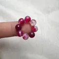 Dettaglio di un anello in agata naturale con sfere di pietre preziose rosa e bianco strutturato - Agata Striata Rosa