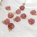 Gros plan de pendentifs patte de chat en cristal fraise rose avec fermoirs dorés - Style de Fermoir Universel