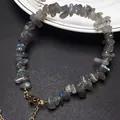 Detail van labradoriet armband met blauwe glans en goudkleurige karabijnsluiting - Gebroken Steen Stijl