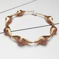 Pulsera de cuarzo fresa hecha a mano con alambre de oro de 14K y perlas finas - Estilo de Cristal de Fresa Envuelto en Alambre
