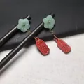 Details von Vintage-Zinnober-Fuchs-Ohrringen mit hellgrünen Blüten und Goldketten - Glücks- und Segens-Anhänger Stil
