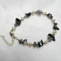Armband met natuurlijke zoetwaterparels en grijze kristalstenen met een gouden sluiting - Valkenoog
