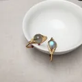 Handgefertigte 14K Golddrahtringe mit Labradorit und Mondstein auf Keramikschale - Labradorit