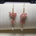 Ohrhänger mit rosa Erdbeerquarz-Kristallen und natürlichen Süßwasserperlen Anhänger - Erdbeerkristall Stil