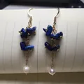 Boucles d'oreilles pendantes en lapis-lazuli avec perles d'eau douce et crochets dorés - Lapis-Lazuli