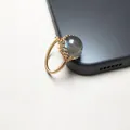Detail eines mit 14K Gold gefüllten, drahtumwickelten Rings mit großem grauem Achat - Offener Drahtumwickelter Stil / Labradorit