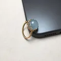 Λεπτομέρεια χειροποίητου δαχτυλιδιού 14K με μπλε αχάτη πάνω σε άκρη τηλεφώνου - Ανοιχτό Στυλ με Περιέλιξη / Μπλε Χαλκηδόνιος