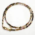 Détail de perles de tourmaline facettées avec fermoir mousqueton doré et chaînette - Collier Perles Standard