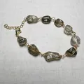 Pulsera de cristal de turmalina hecha a mano con hilo dorado y cadena de extensión - Estilo de Piedra Bruta Envuelto en Alambre a Mano
