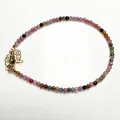 Macro de bracelet en perles de tourmaline multicolores avec fermoir mousqueton doré - Bracelet en Perles Moyen