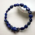 Vue détaillée d'un bracelet spirale en pierres de lapis-lazuli bleu profond irrégulières - Lapis-lazuli