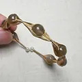 Handgefertigtes 14K golddraht gewickeltes Armband mit braunem Sonnenstein und Perlen - 5 Braune Perlen Wellenstil (Stil 3)