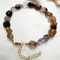 Detalle de pulsera de cuentas con piedras naturales, amatista y cierre de langosta dorado - Pulsera Auralite-23